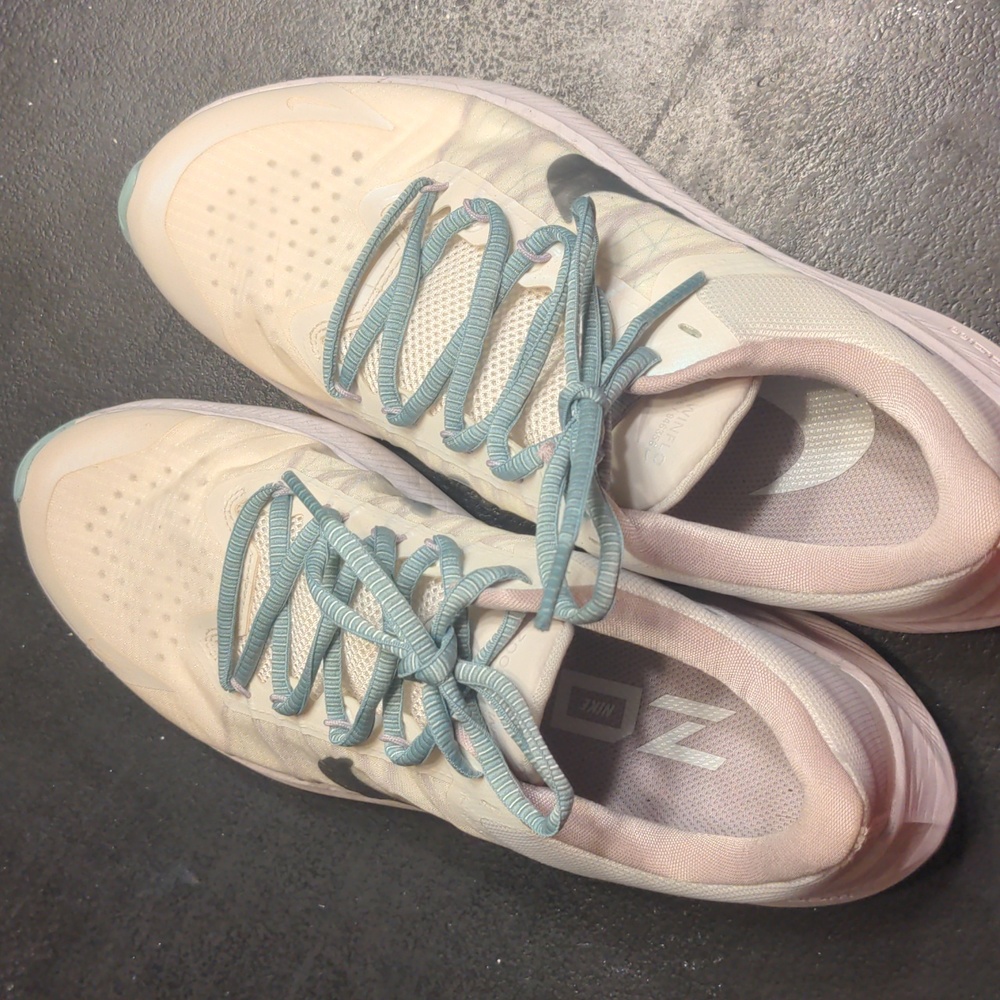 Women's Nike Winflo Zoom 8, size 9, like new, white and light blue and silver